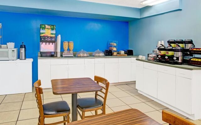 Travelodge Suites by Wyndham Kissimmee Orange