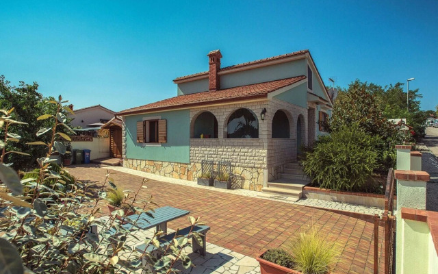 Traditional Holiday Home With Covered Terrace