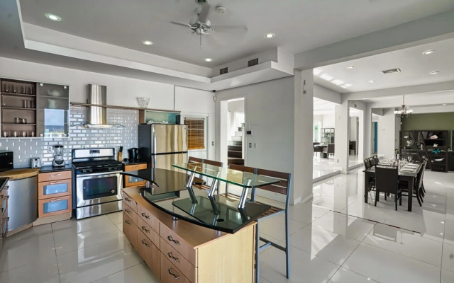 Direct Ocean Front Villa With Private Pool + View! Boca Catalina Malmok!
