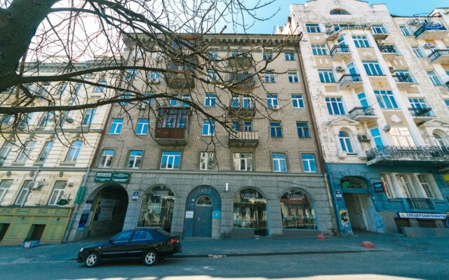 Rent Kiev Lva Tolshtoho Square