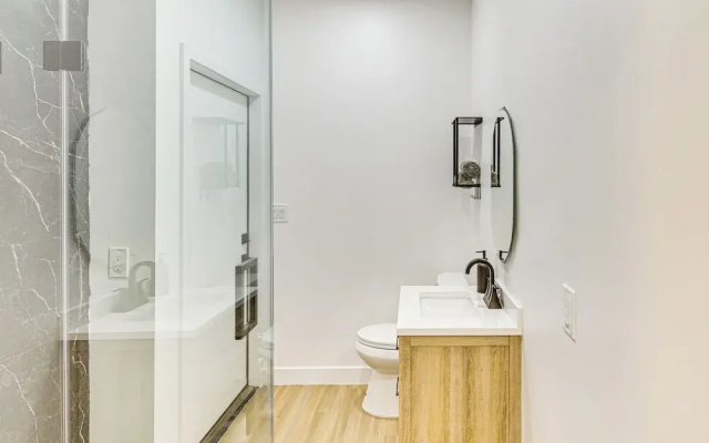 4 Mi to Sofi Stadium: Pet-friendly LA Area Home