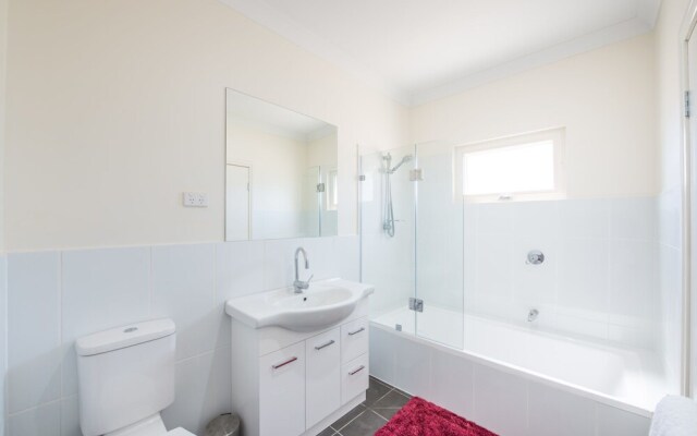 The Oasis - 6 Turnberry Drive, Links Lady Bay