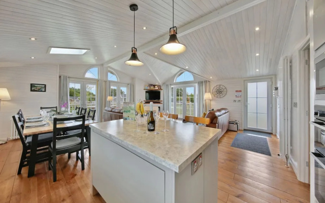 Host Stay Mahonia Lodge