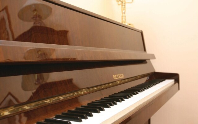 Amazing Home in Kapelica With Wifi and 5 Bedrooms