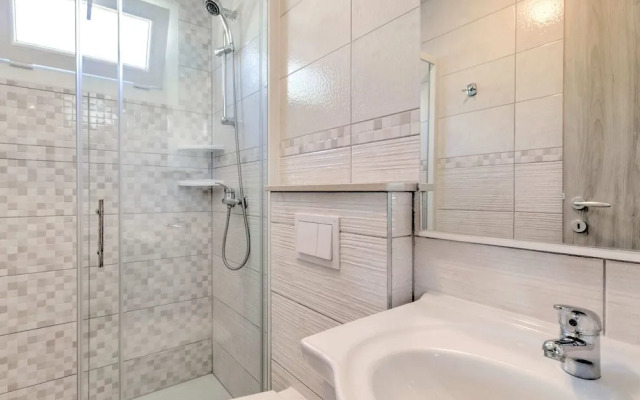 Beautiful Mobile Home in Banjole With Swimming Pool