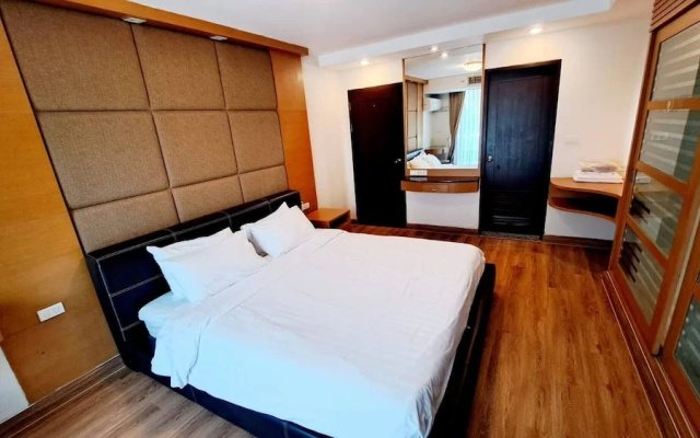 5B - 2 Bedroom Downtown Apartment With Shared Pool