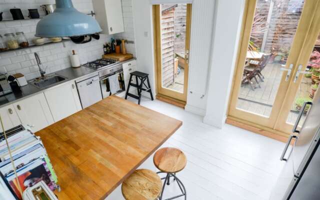 3 Bedroom House In Heart Of Stoke Newington