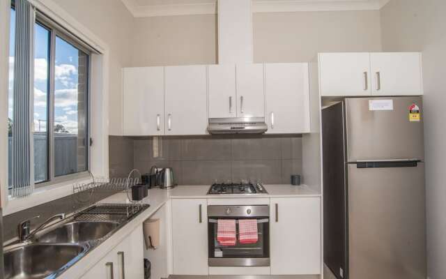 PEACEFUL 2Kingbed RootyHill Townhouse near Station