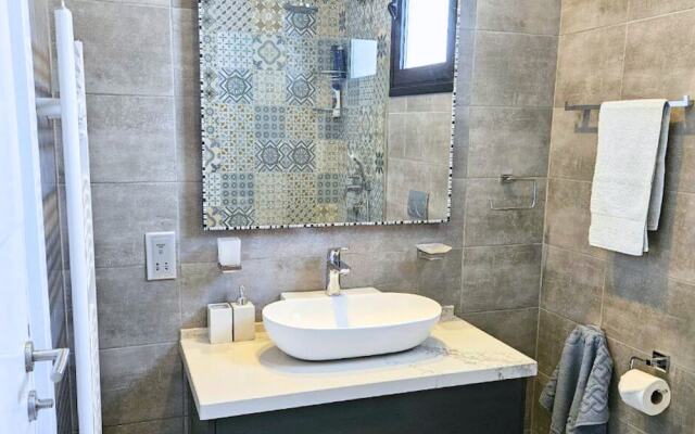 Serene Three-bedroom Retreat in Unforgettable Setting