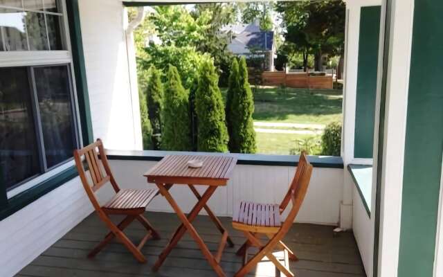 Niagara Falls Cottage Rental - Pine Tree House