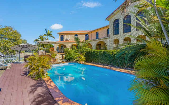 Waterfront Family Entertainer   5 Bedroom   Pool