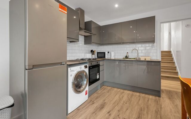 Charming 2-bed Apartment in South West London