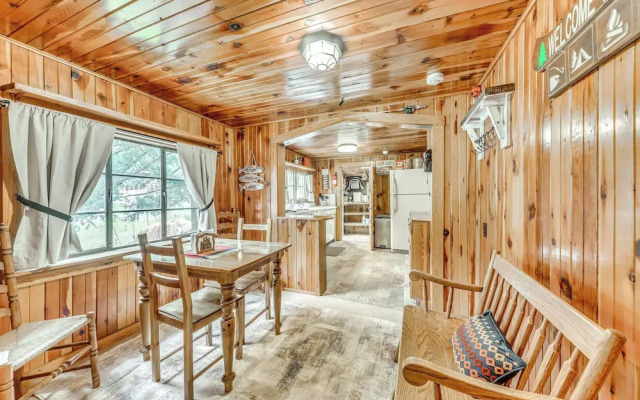 Cozy Cabin Near Grindstone Lake & Downtown!