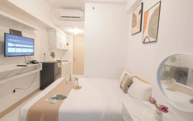 Modern Soft Minimalist Studio At Tokyo Riverside Pik 2 Apartment – Guest Rooms – Jakarta