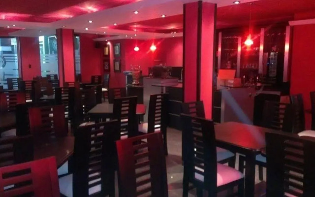 Mon Cricket Hotel