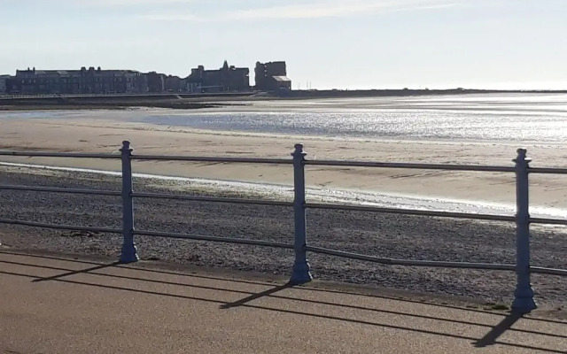 Fabapartment-12pmcheckout-freebubbly-seaside