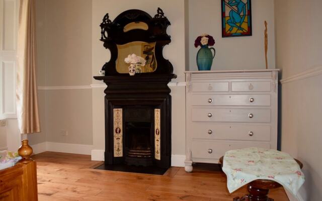 3 Bedroom Cottage Near Botanical Gardens