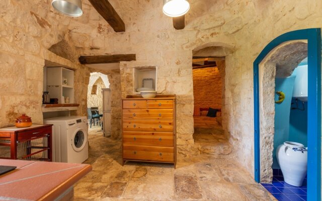 2496 Trullo Chiaro di Luna by Perle di Puglia