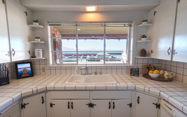 Lakefront Home, Private Hot Tub,marina..