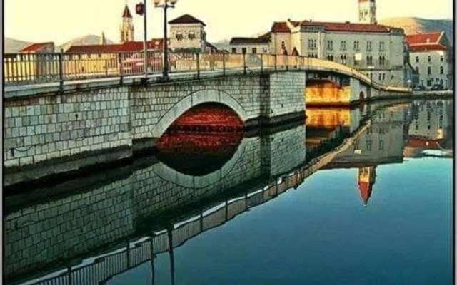 Charming 2-bed Apartment in Okrug Gornji