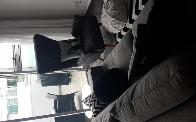 Waterfront 1BR Princes Wharf Apartment