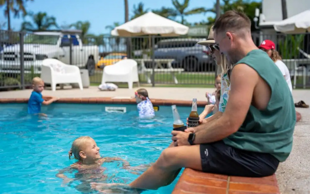 Kinka Palms Beachfront Apartments / Motel