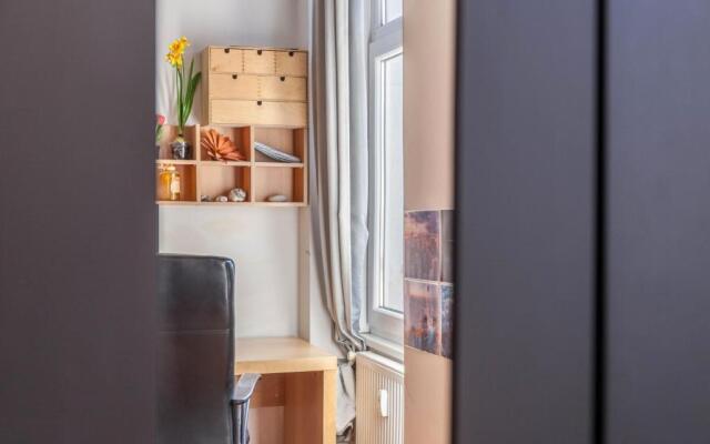 Cozy central apartment 1min train