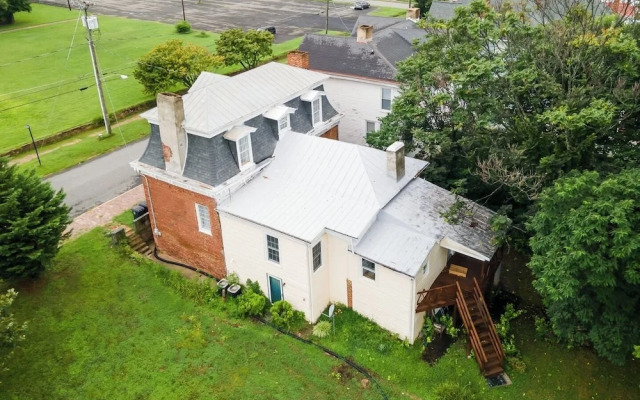 Central 4BR Historic Gem Near Colleges