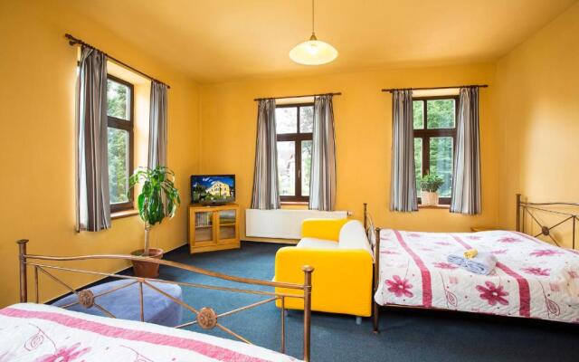 Yellow Ski Apartments