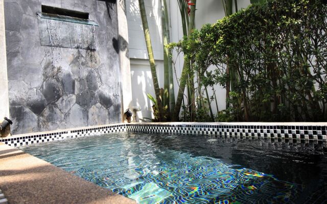 Coconut Grove Boutique Hotel