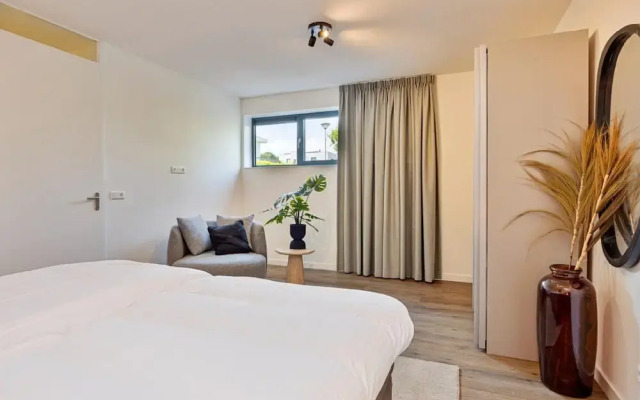 Houseboat With Private Roofed Terrace