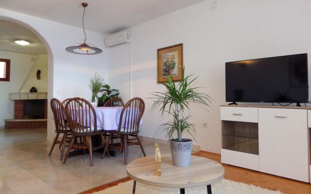 Beautiful Home in Prigradica With Wifi and 7 Bedrooms