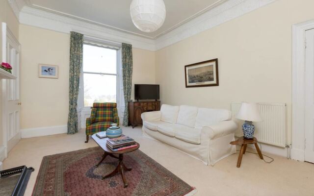 Lovely New Town 2 Bedroom Flat With Fireplace