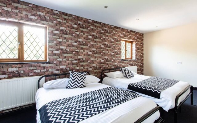 4 Bed House with Swimming pool and Sauna