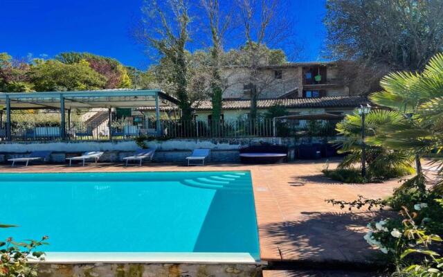 Fabulous Spoleto-poolside-sleeps-20pool, Jacuzzi, Gardens