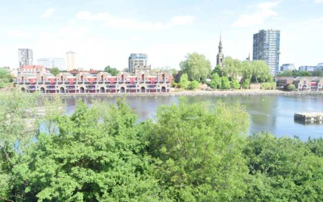 2 Bedroom Flat Near The River Thames