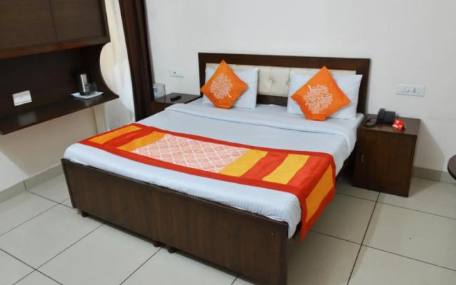 Motel Divine by OYO Rooms