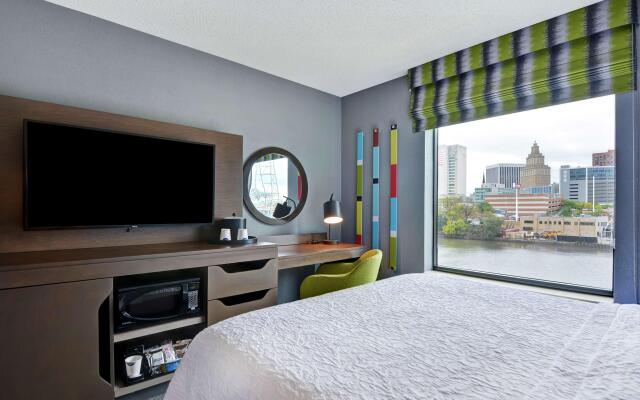 Hampton Inn & Suites Newark-Harrison-Riverwalk