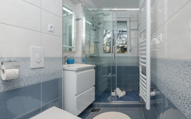 Nice Home in Podstrana with Hot Tub, WiFi & 4 Bedrooms