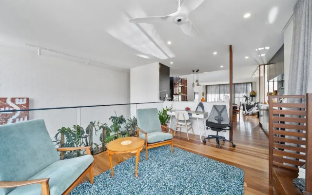 Luxurious 2-bed: Pool, Lift, Dining