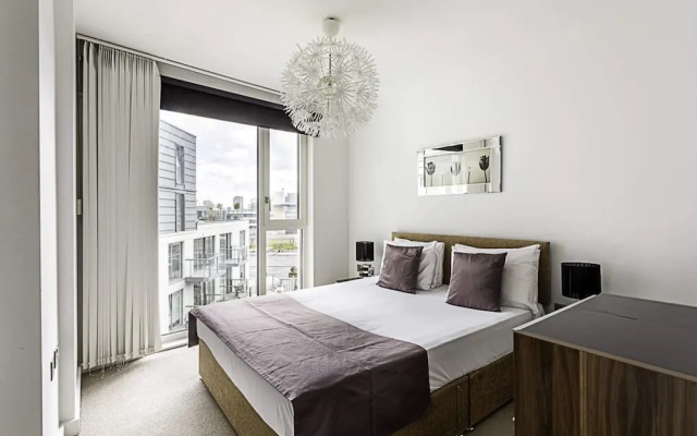 Central London Haven: Steps From Shoreditch Station