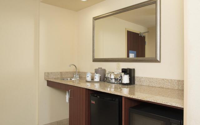 Hampton Inn & Suites Indianapolis-Airport