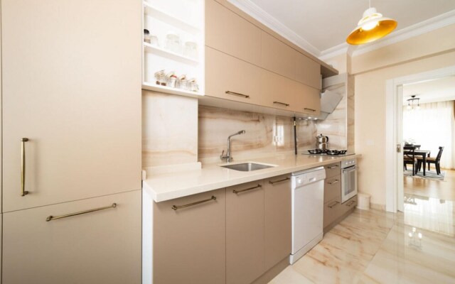 Spacious and Central Apartment near Lara Beach in Muratpasa, Antalya