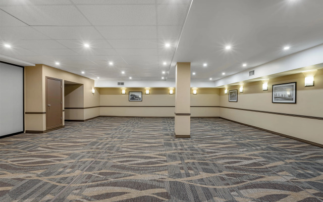 Best Western Plus Baker Street Inn