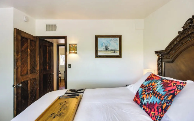 Eclectic Tucson Home 2 Mi to Saguaro National Park