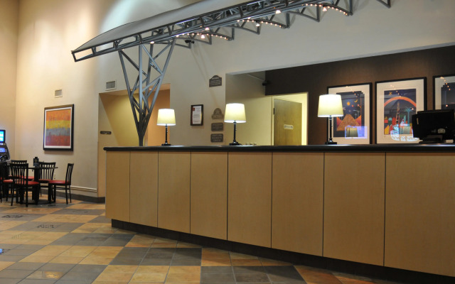 Clarion Suites Maingate