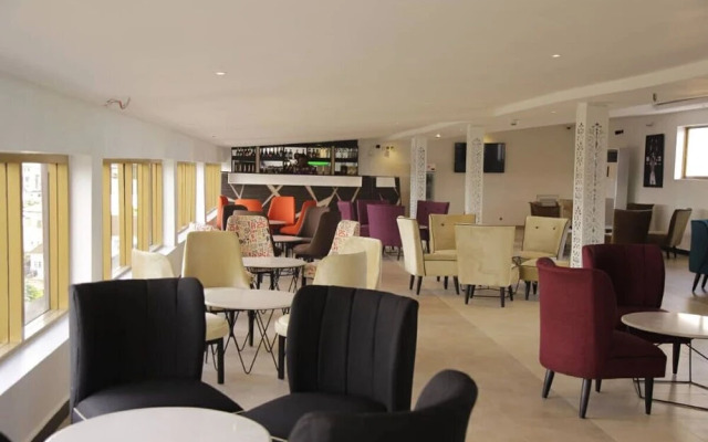Oak Haven Hotel And Suites