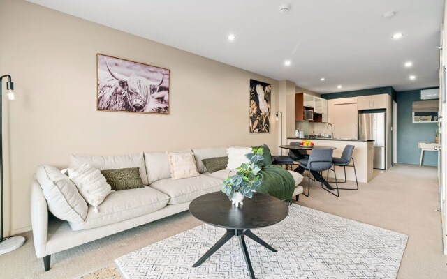 2-Bedroom Remarkables Apartment