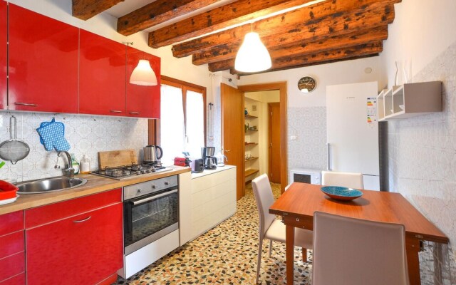 Nice Apartment in Venezia With 2 Bedrooms and Wifi