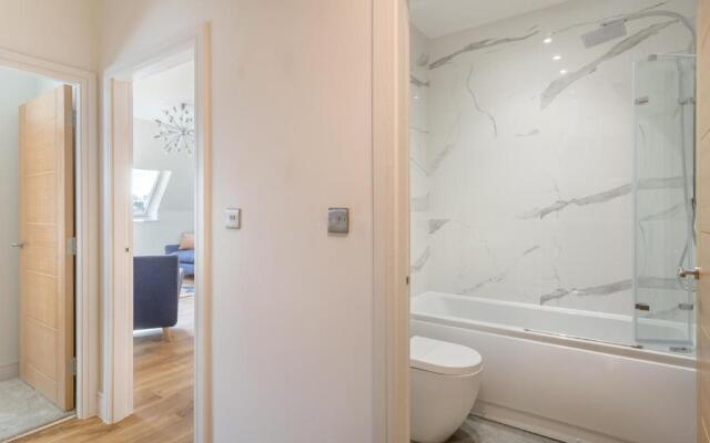 Stylish & Modern: Central Hitchin - with Parking